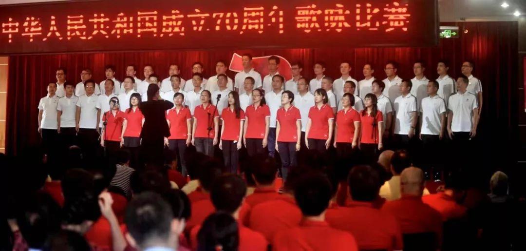 一个长方形的长和宽的比是7:3，如果长减少12厘米，宽增加16厘米，正好变成一个正方形，